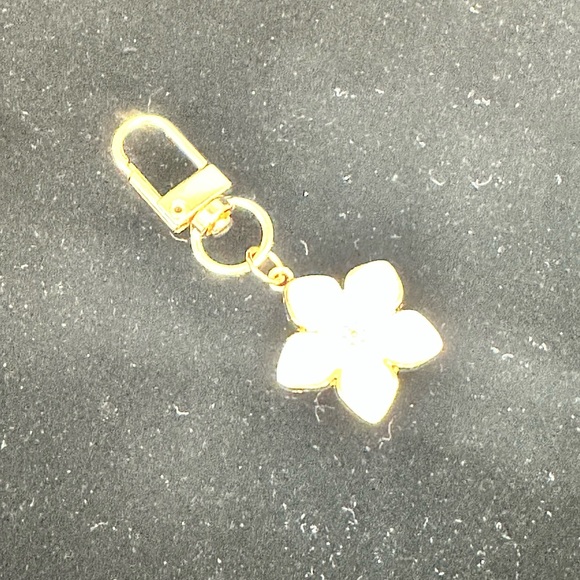 Gold and Faux Mother of Pearl Flower Bag Charm Keychain - Picture 2 of 5